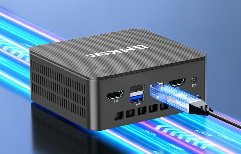 Μίνι υπολογιστής GMKtec από την πίσω πλευρά με συνδεδεμένο καλώδιο δικτύου και ορατές θύρες HDMI, USB, Ethernet και τροφοδοσίας