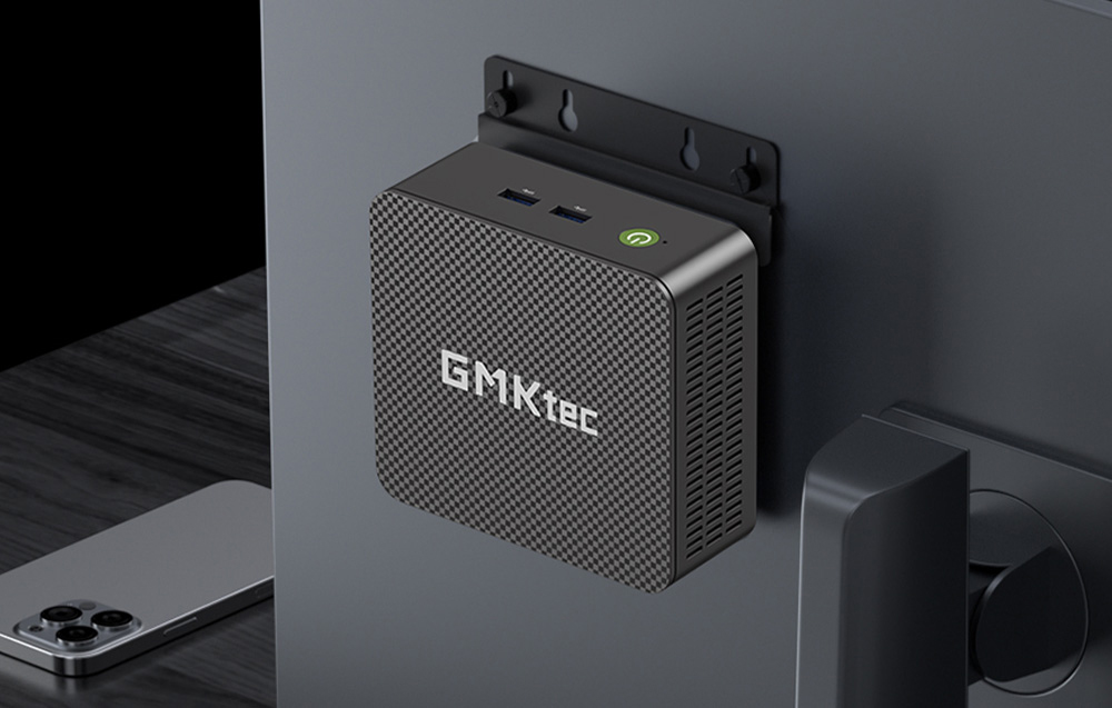 Υπολογιστής GMKtec τοποθετημένος στο πίσω μέρος μιας οθόνης σε ειδικό βραχίονα, άποψη από πάνω