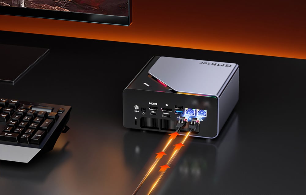 Το πίσω μέρος του GMKtec mini PC με δύο συνδεδεμένα καλώδια Ethernet και ορατές τις θύρες HDMI, USB και δικτύου.