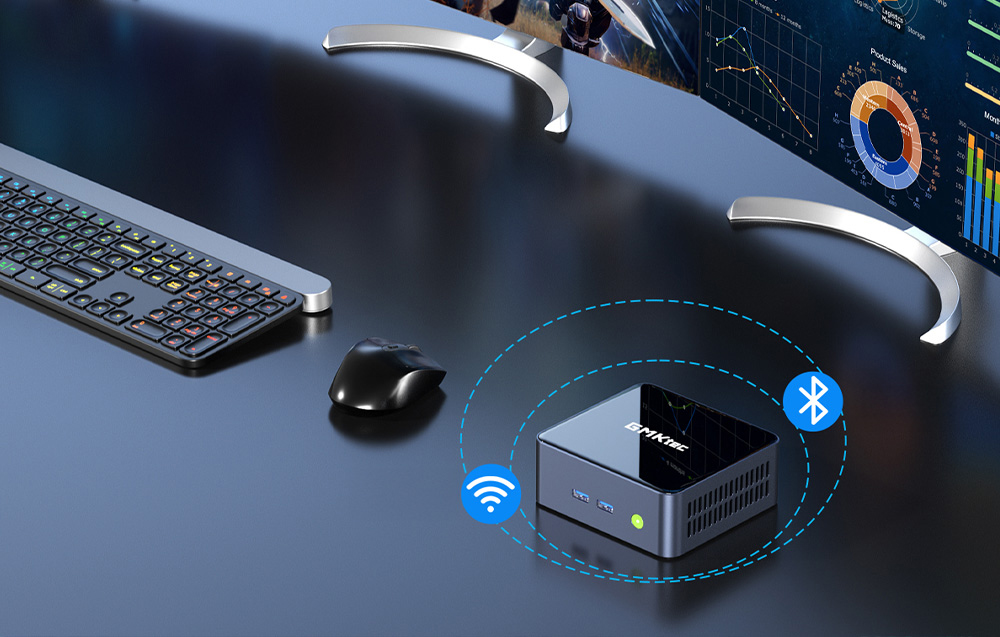 Μίνι PC GMKtec στο γραφείο με εικονίδια Bluetooth και Wi-Fi, δίπλα στο πληκτρολόγιο και τις κυρτές οθόνες