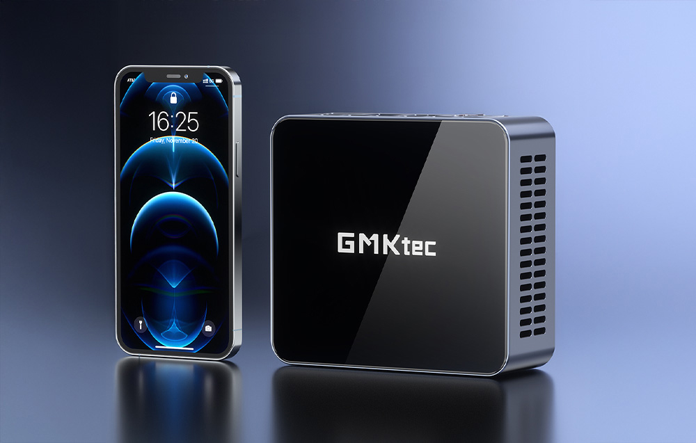 Μίνι PC GMKtec όρθιος δίπλα σε ένα smartphone, δείχνοντας το κατά προσέγγιση μέγεθος των συσκευών