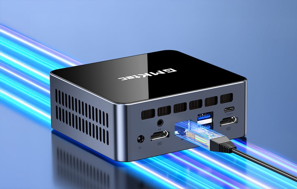 Το πίσω μέρος του mini PC της GMKtec με συνδεδεμένο καλώδιο Ethernet, ορατές οι θύρες HDMI, USB και USB-C