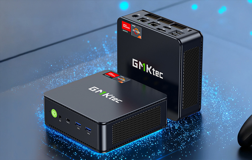 Δύο μοντέλα mini PC GMKtec με επεξεργαστή AMD Ryzen, τοποθετημένα σε τραπέζι σε οριζόντια και κάθετη θέση