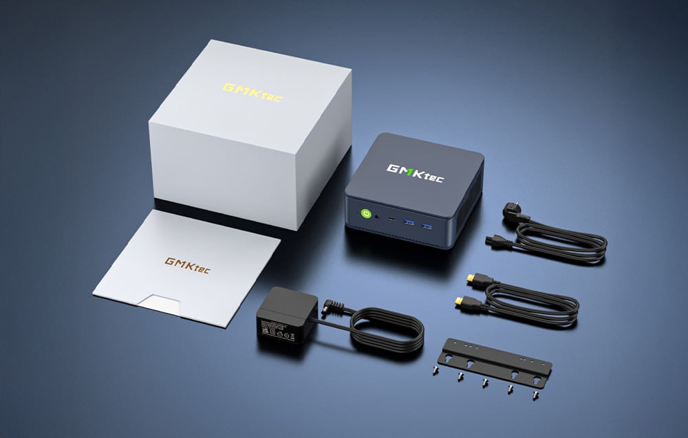 Περιεχόμενα του κιτ mini PC της GMKtec, συμπεριλαμβανομένου του υπολογιστή, του τροφοδοτικού, των καλωδίων, του βραχίονα τοποθέτησης, των βιδών και των οδηγιών