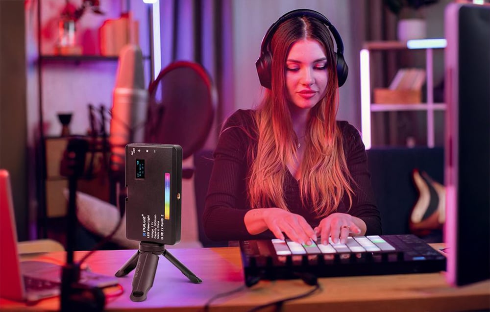 Η λάμπα PULUZ LED RGB τσέπης σε μίνι τρίποδο φωτίζει τον μουσικό παραγωγό κατά την ηχογράφηση στο στούντιο στο σπίτι