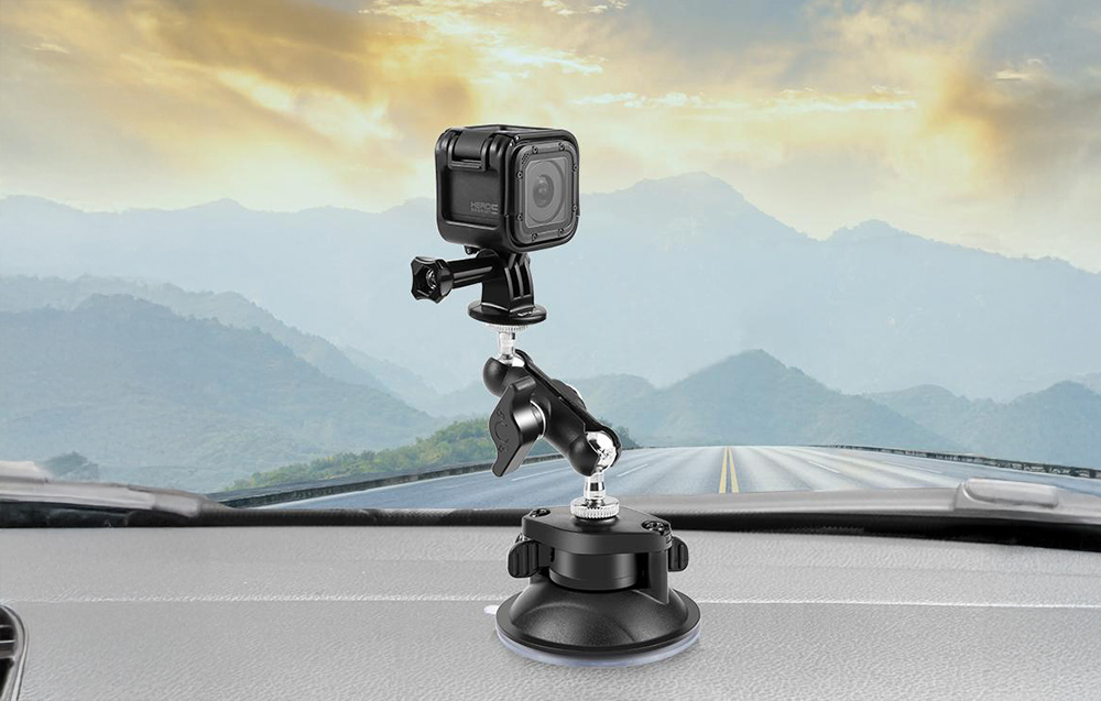 Κάμερα GoPro σε βάση με βεντούζα τοποθετημένη στο ταμπλό του αυτοκινήτου