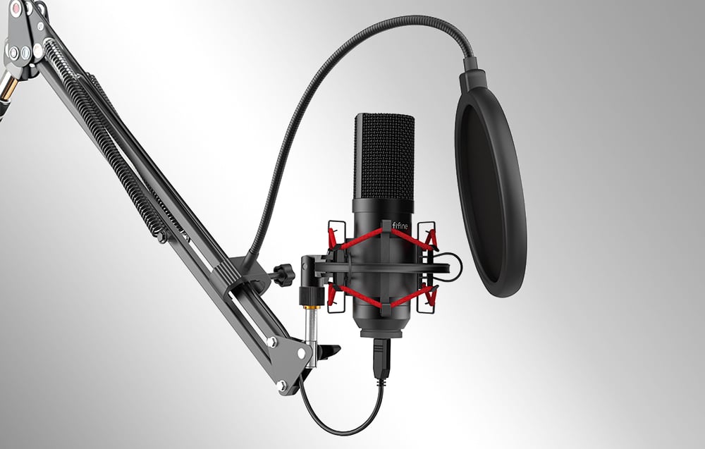 Μικρόφωνο με βραχίονα και pop filter σε γκρι φόντο