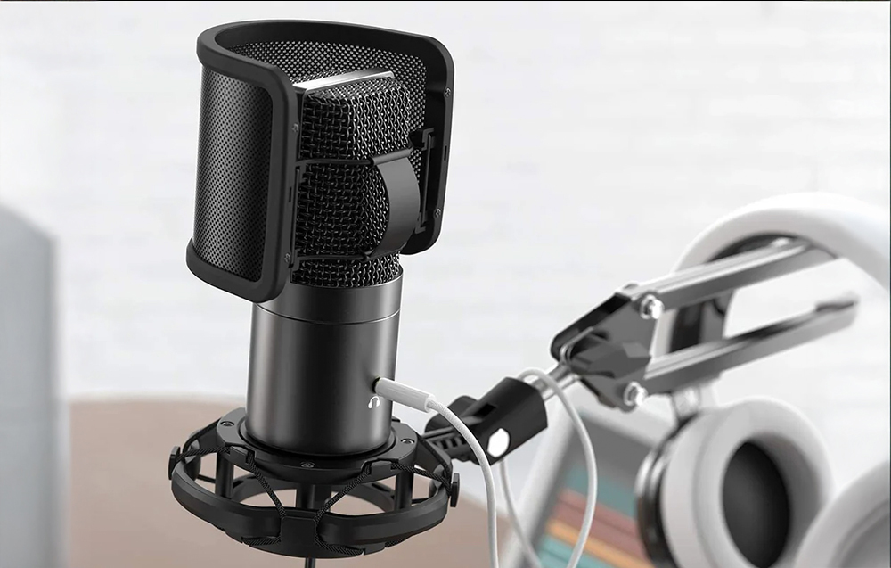Μικρόφωνο με pop filter και ακουστικά στον ώμο
