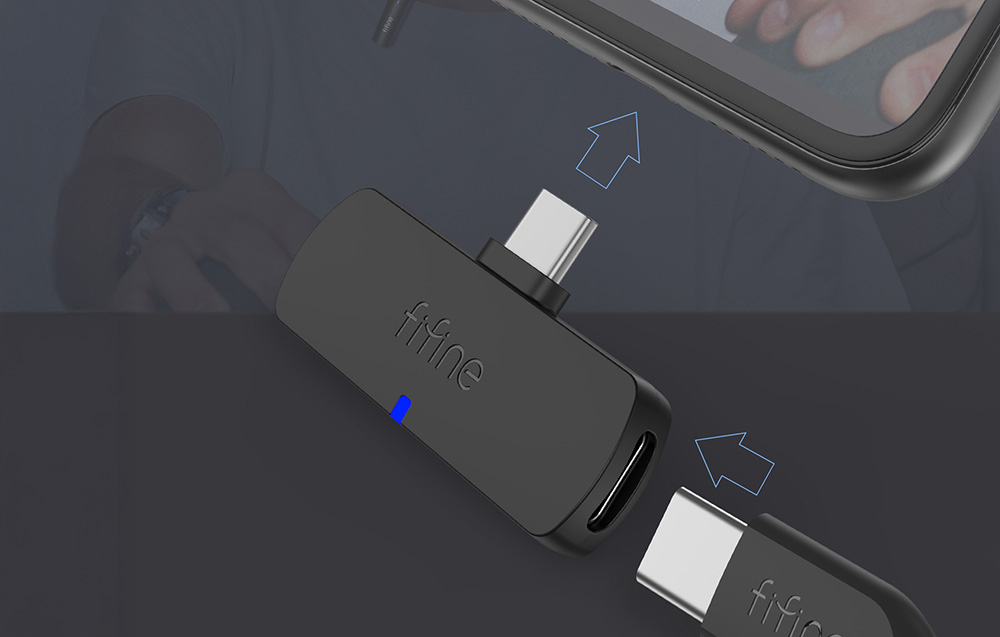 Κοντινό πλάνο ενός μαύρου δέκτη USB-C με μπλε LED, προετοιμασμένου για σύνδεση σε smartphone.