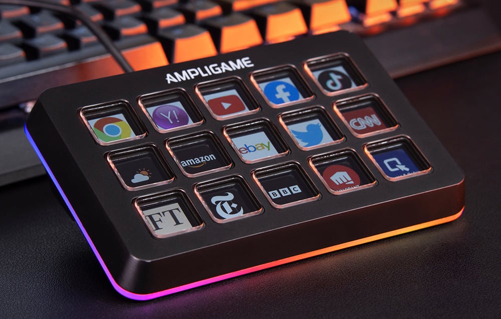 Μαύρο χειριστήριο με οπίσθιο φωτισμό RGB και κουμπιά με εικονίδια δημοφιλών εφαρμογών και διαδικτυακών υπηρεσιών.