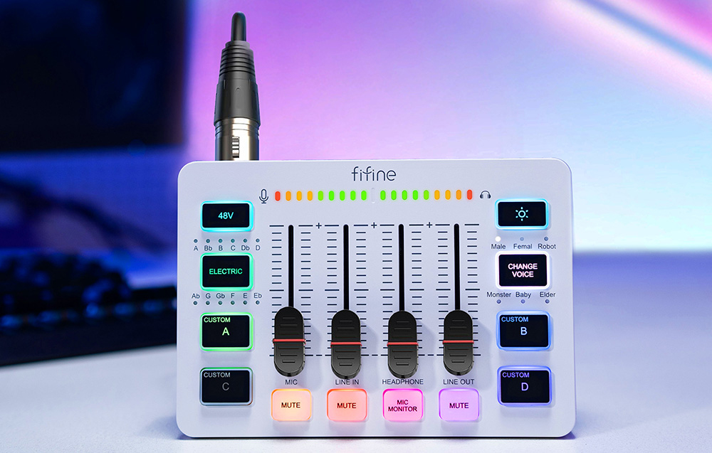 Λευκή διεπαφή ήχου με faders, κουμπιά με LED οπίσθιο φωτισμό και συνδεδεμένο καλώδιο XLR.