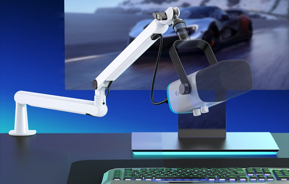 Μικρόφωνο Fifine σε λευκό βραχίονα μπροστά από monitor με φόντο αγωνιστικό αυτοκίνητο και φωτισμένο πληκτρολόγιο.