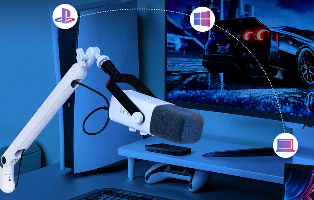 Μικρόφωνο Fifine boom δίπλα σε κονσόλα PlayStation, gaming monitor και εικονίδια συμβατότητας PC και laptop.