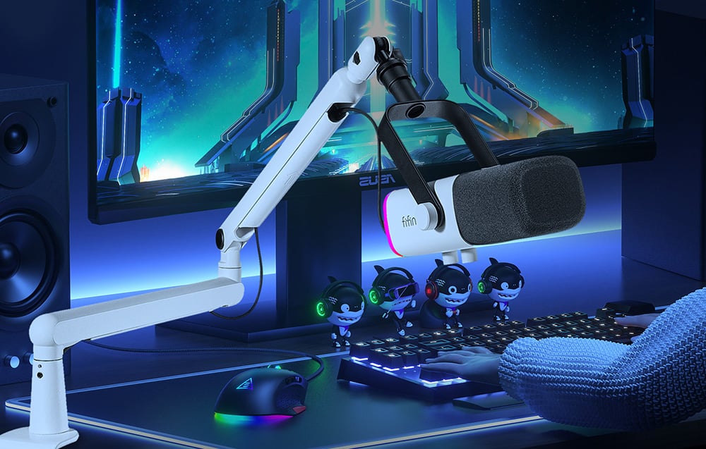 Μικρόφωνο Fifine boom δίπλα σε gaming stand με φιγούρες και πληκτρολόγιο με φωτισμό.
