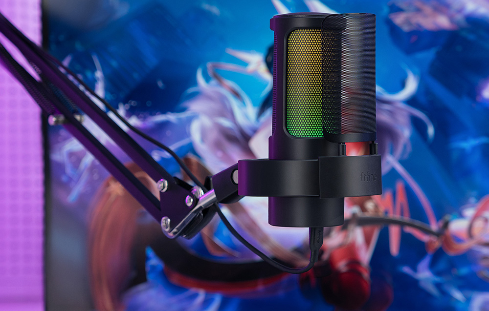 Μαύρο μικρόφωνο RGB στον ώμο, σε φόντο δυναμικών γραφικών με χαρακτήρα παιχνιδιού.