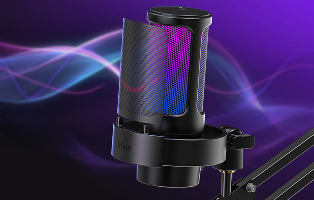Ένα μαύρο μικρόφωνο RGB τοποθετημένο σε ένα βραχίονα, με φόντο μωβ ηχητικά κύματα.