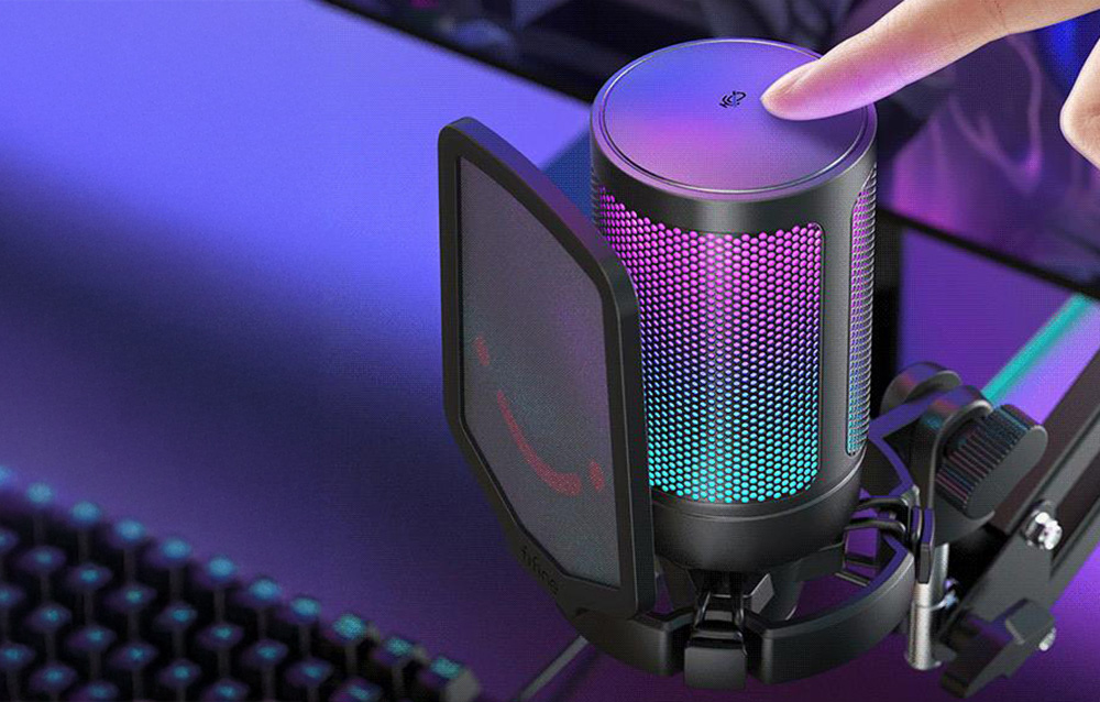 Μαύρο μικρόφωνο με pop filter και κουμπί σίγασης πάνω σε γραφείο