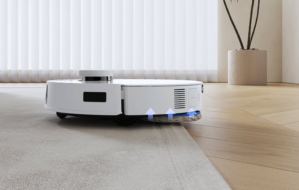 Το ρομπότ καθαρισμού Ecovacs DEEBOT T30C PRO σηκώνει τα μαξιλάρια σφουγγαρίσματος καθώς κινείται σε ένα χαλί