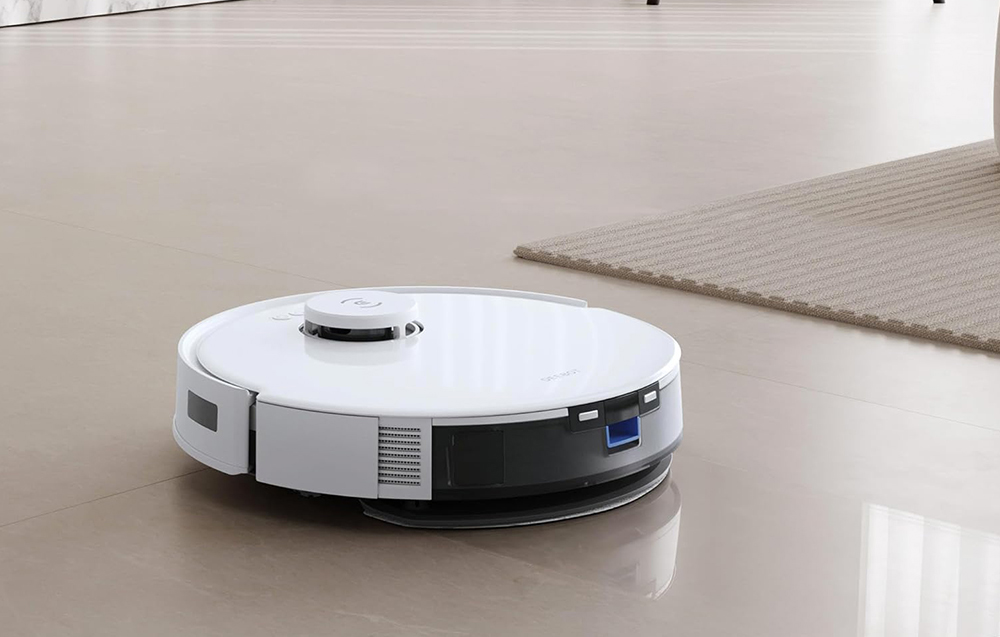 Λευκό ρομπότ καθαρισμού Ecovacs N20 Plus με μπεζ χαλί στο φόντο