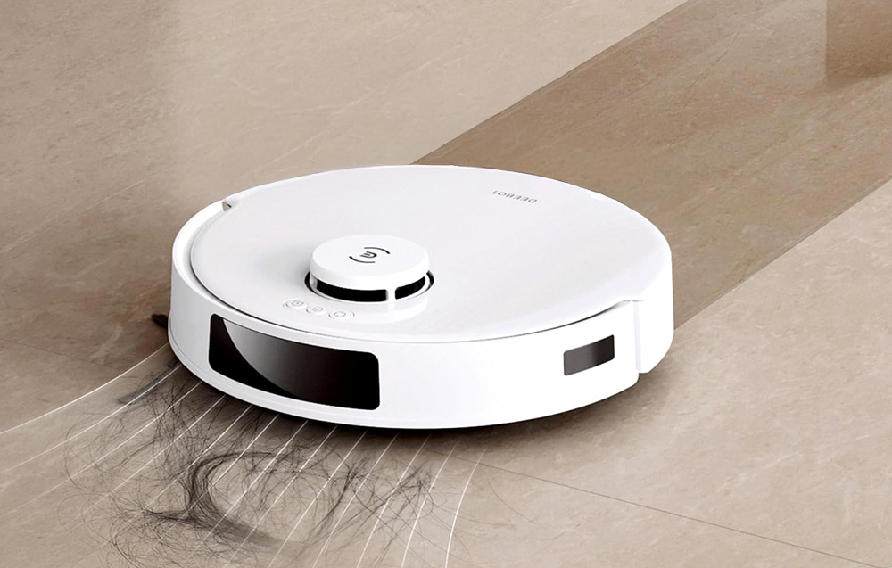 Το ρομπότ καθαρισμού Ecovacs N20 Plus σκουπίζει με ηλεκτρική σκούπα τρίχες από ξύλινο δάπεδο.
