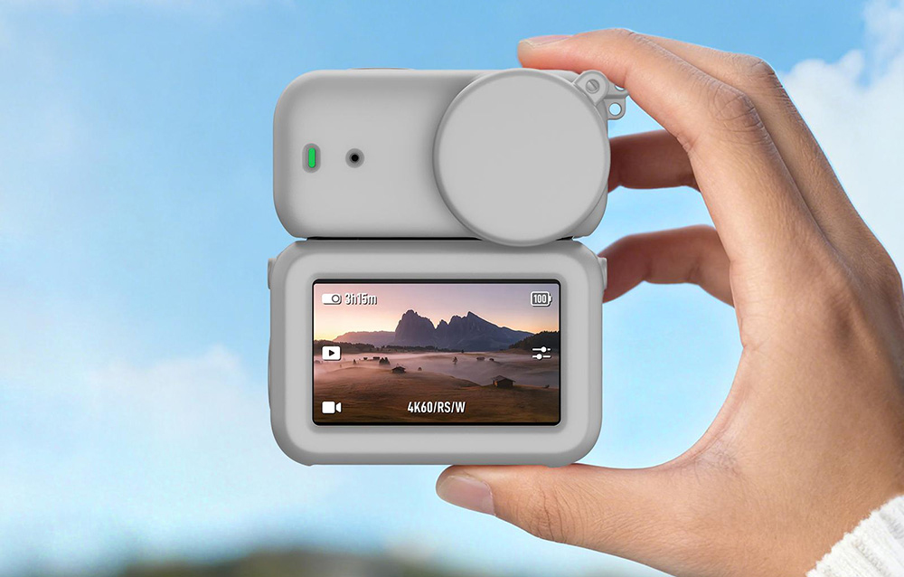 Η κάμερα DJI Osmo Nano σε γκρι θήκη σιλικόνης κρατιέται στο χέρι
