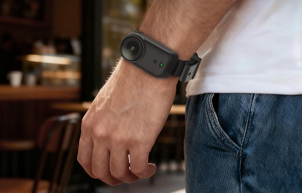 Άνδρας με κάμερα DJI Osmo Nano τοποθετημένη στον καρπό του χρησιμοποιώντας λουράκι σιλικόνης