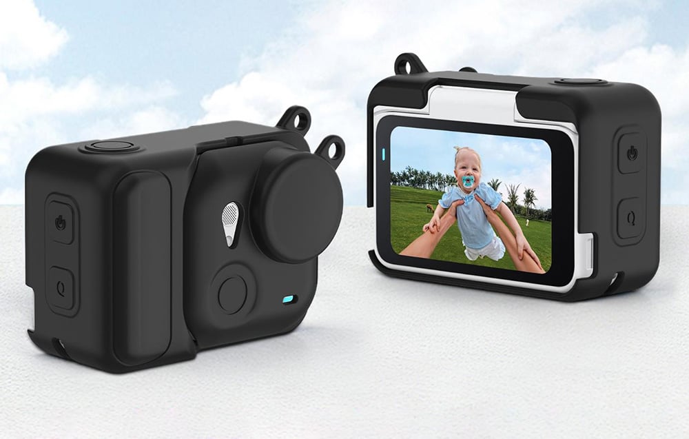 Δύο κάμερες Insta360 Go Ultra σε μαύρες σιλικονούχες θήκες σε ελαφρύ έδαφος