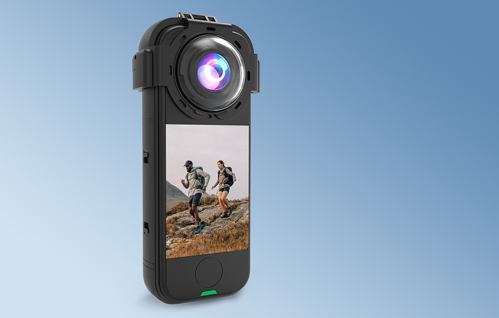 Κάμερα Insta360 X4 Air με κάλυμμα φακού σε μπλε φόντο