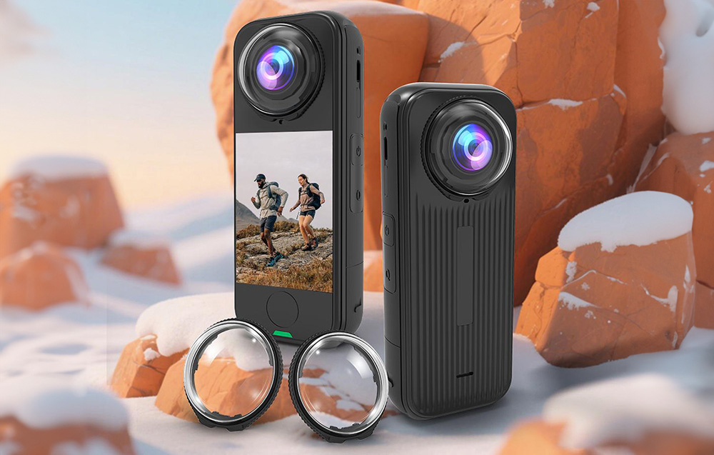 Δύο κάμερες Insta360 X4 και δύο καλύμματα φακών σε φόντο από χιονισμένους καφέ βράχους