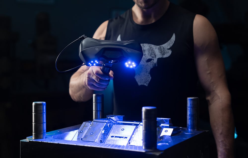 Κοντινό πλάνο του σαρωτή 3D κατά την εργασία σε ένα μεταλλικό βιομηχανικό καλούπι