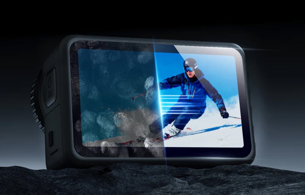 Ξαπλωμένη αθλητική φωτογραφική μηχανή με την οθόνη χωρισμένη σε βρώμικο και καθαρό μισό