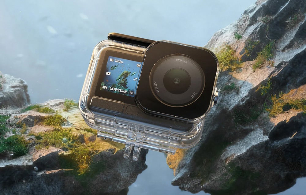 Φωτογραφική μηχανή DJI Osmo Action 6 σε διαφανή αδιάβροχη θήκη έναντι υποβρύχιων βράχων