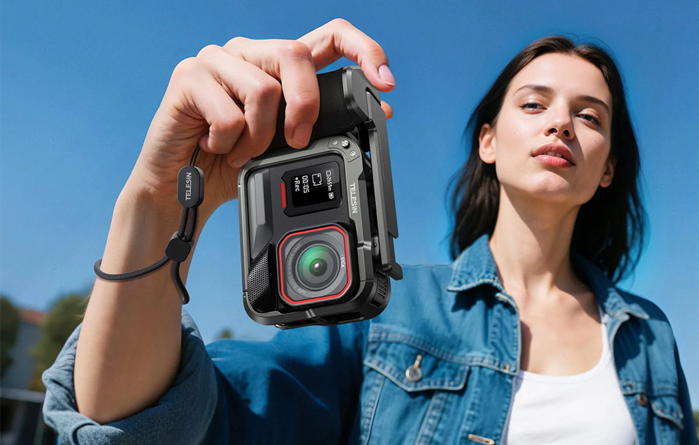 Γυναίκα κρατάει την κάμερα Insta360 σε θήκη Telesin με λαβή ενάντια στον ουρανό