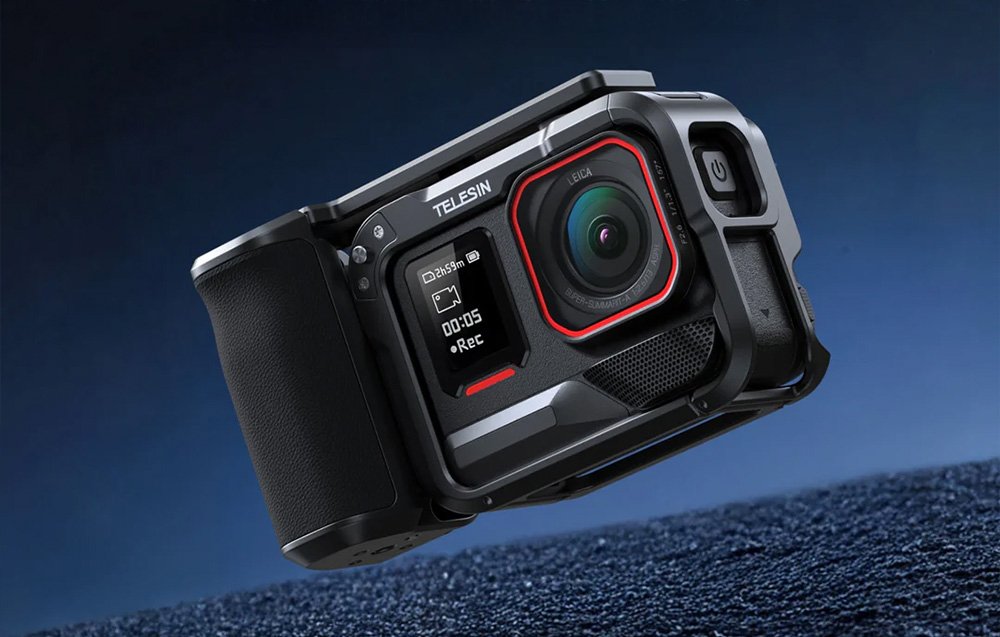 Κάμερα Insta360 Ace Pro σε μαύρη θήκη Telesin με πλευρική εργονομική λαβή