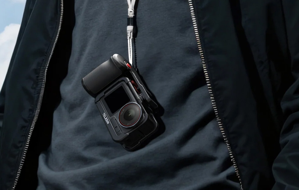 Κάμερα δράσης DJI Osmo σε μαύρο περίβλημα Telesin που κρέμεται από κορδόνι σε μπλουζάκι