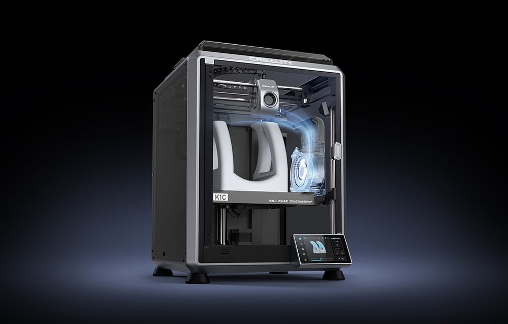 Εκτυπωτής 3D με ορατό σύστημα ψύξης σε μαύρο φόντο