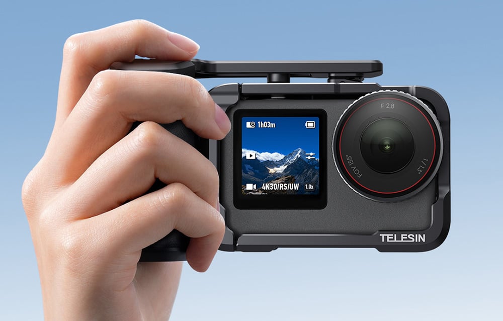 Χέρι κρατά κάμερα DJI σε μαύρο περίβλημα Telesin με εργονομική πλευρική λαβή
