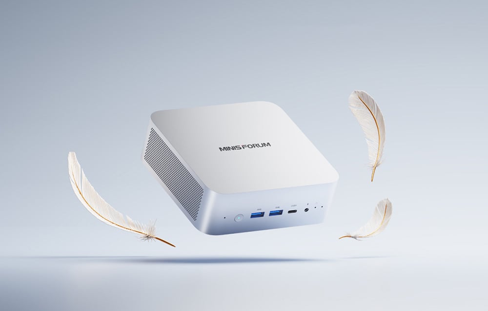 Ασημί MINI PC Minis Forum σε ανοιχτόχρωμο φόντο
