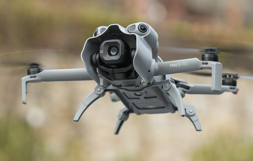 DJI Mini 5 Pro drone σε πτήση με το κάλυμμα του gimbal τοποθετημένο
