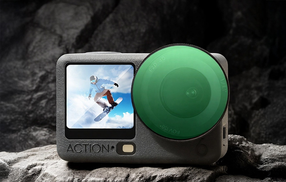 Αθλητική φωτογραφική μηχανή με εγκατεστημένο πράσινο προστατευτικό φίλτρο, ξαπλωμένη σε βράχο.