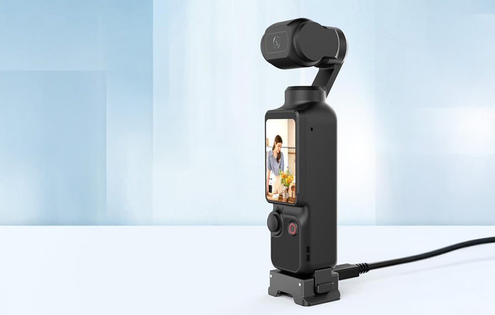 Προσαρμογέας Puluz με τοποθετημένη κάμερα DJI Osmo Pocket 3 σε μπλε φόντο