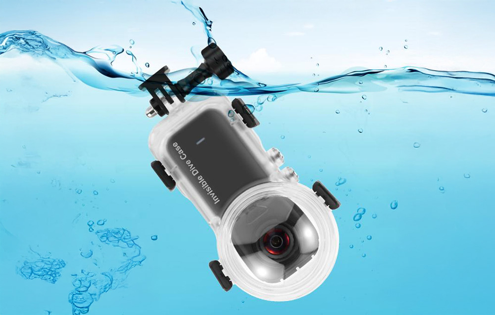 Αδιάβροχη θήκη Puluz με κάμερα Insta360 μερικώς βυθισμένη στο νερό