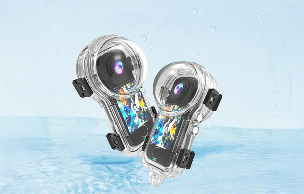 Δύο μοντέλα περιβλήματος Puluz με κάμερες Insta360 που επιπλέουν πάνω από το νερό