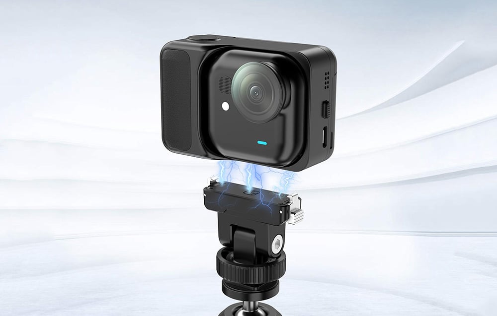 Μαύρη κάμερα Insta360 αιωρείται πάνω από τον προσαρμογέα Puluz με ορατά εφέ μαγνητικής συγκόλλησης