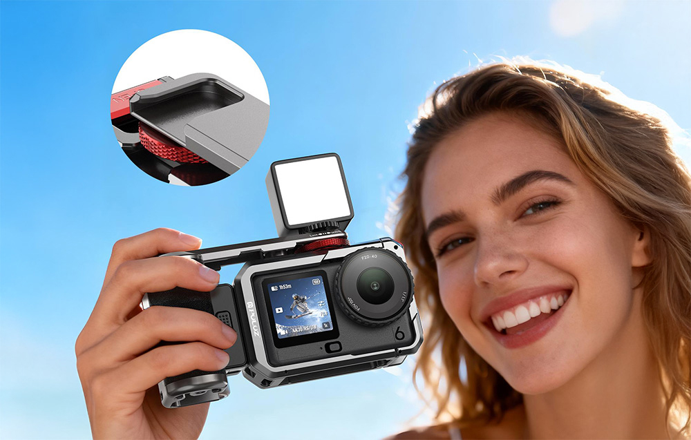 Γυναίκα κρατάει κάμερα DJI σε κλουβί Puluz με συνδεδεμένο φως LED, κοντινό πλάνο της λεπτομέρειας τοποθέτησης