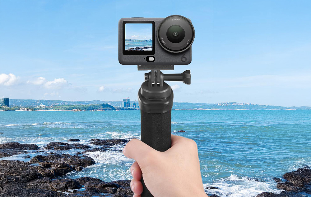 Κάμερα DJI με μαγνητικό προσαρμογέα που συγκρατείται πάνω από βράχια στην ακτή της θάλασσας