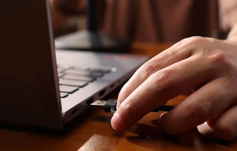 Καλώδιο USB συνδεδεμένο σε φορητό υπολογιστή
