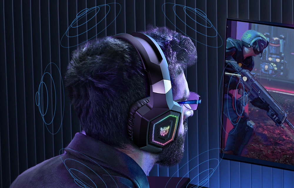 Ένας άνδρας που παίζει ένα παιχνίδι τύπου FPS φορώντας ακουστικά και γυαλιά Onikuma