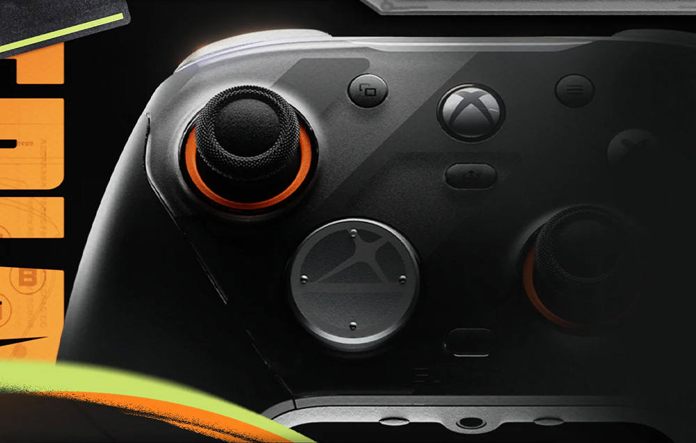 Κοντινό πλάνο του μαύρου χειριστηρίου Xbox με πορτοκαλί λεπτομέρειες γύρω από τους αναλογικούς μοχλούς.