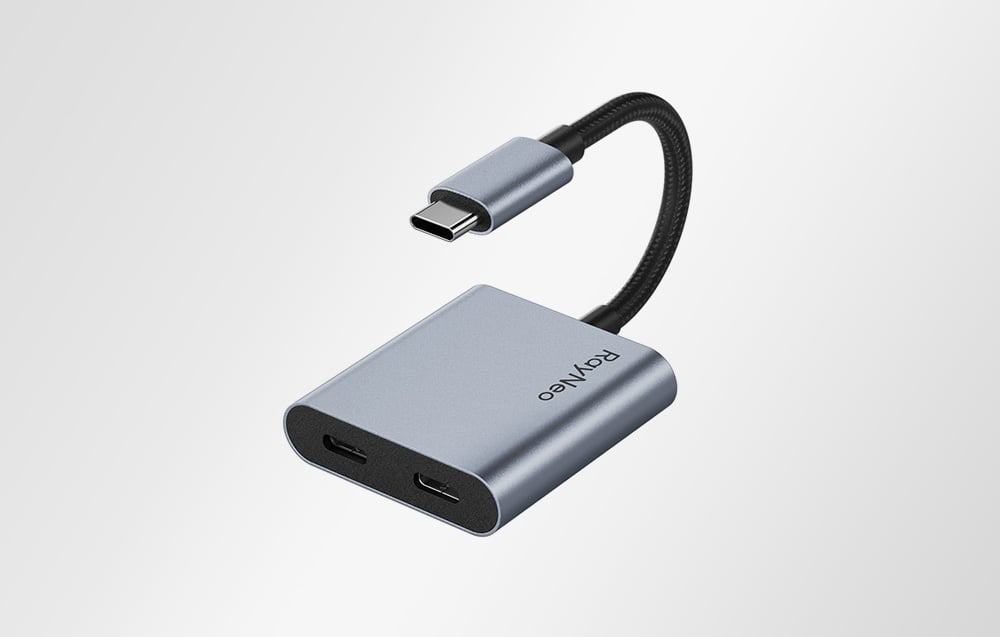 Προσαρμογέας RayNeo USB-C με δύο θύρες, απεικονίζεται σε φωτεινό φόντο σε ελαφρύ κοντινό πλάνο.